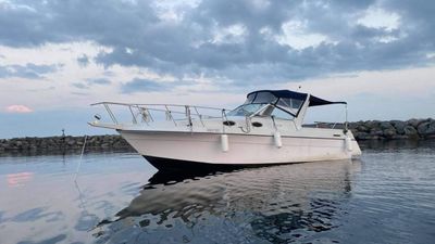 Photo of 
Private Unique 32' Big Beautiful Mark Twain Boat - Can have 8-10 persons and Sleep Up To 6 Person!!!