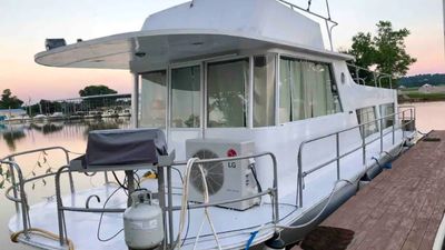 Photo of Peaceful Houseboat off the Ohio River