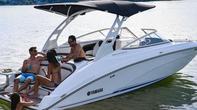 Photo of 24’ Yamaha bowrider boat rental in Lake Union, Seattle.